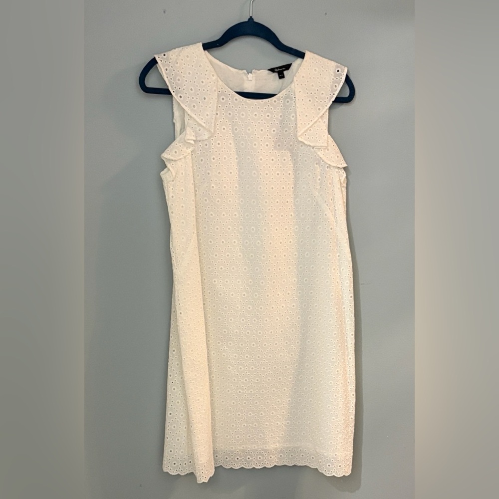 BNWT Reitmans white eyelet ruffle-sleeve dress. Size Medium.